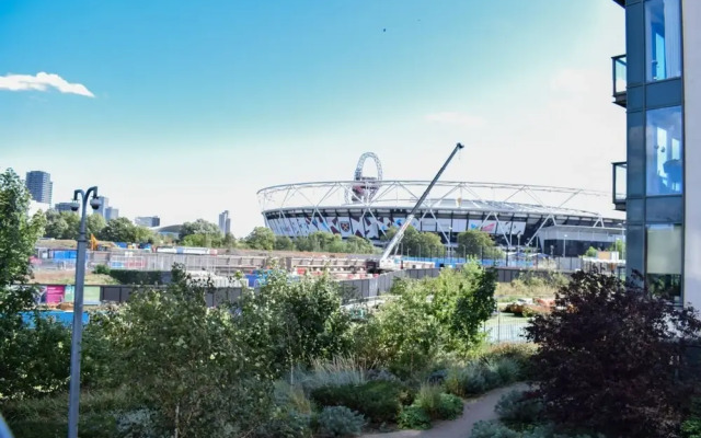 Modern 2 Bedroom East London Apartment by Olympic Park