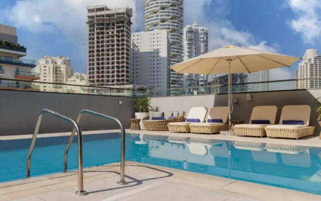 Отель Holiday Inn Dubai Village Circle