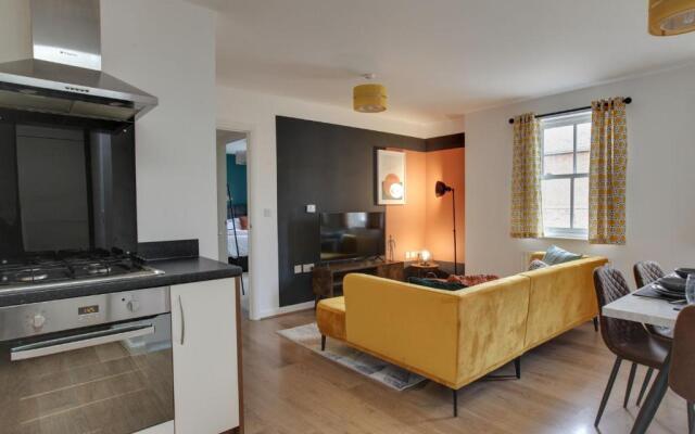 Beautiful Two Bedroom Coach House - Free Parking & Netlfix