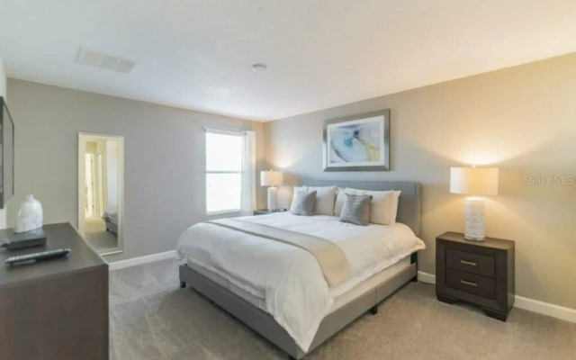 8912 Amazing Spacious Home