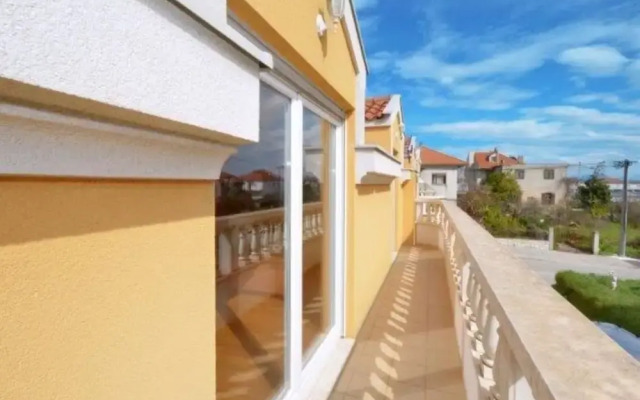 Bright Kaštela Apartment With Balcony and Private Parking