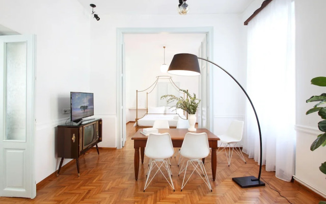 Live in Athens, Thiseio Historic House