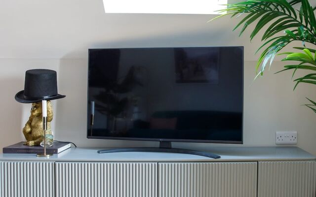 Luxury Penthouse Super King Bed 5 min to Beach