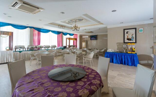 OYO 89619 De Choice Hotel
