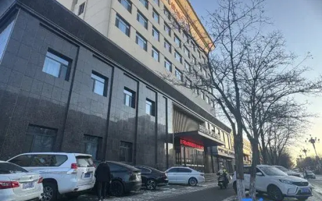 Jinyi  Hotel (Baotou East Railway Station )