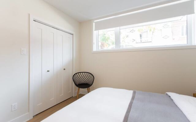 Perfect 2 Bdr, 2 Bath Landing for the Family