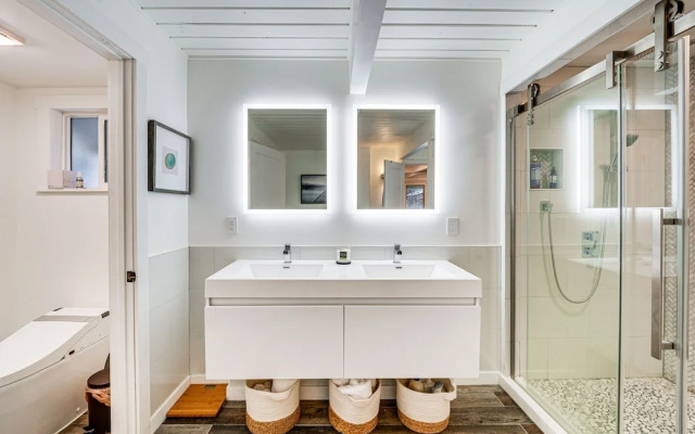 Stylish Bellingham Home w/ Lake + Mountain Views!
