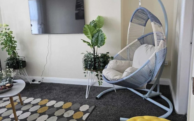 Charming Wolverhampton Apartment With Private Entrance