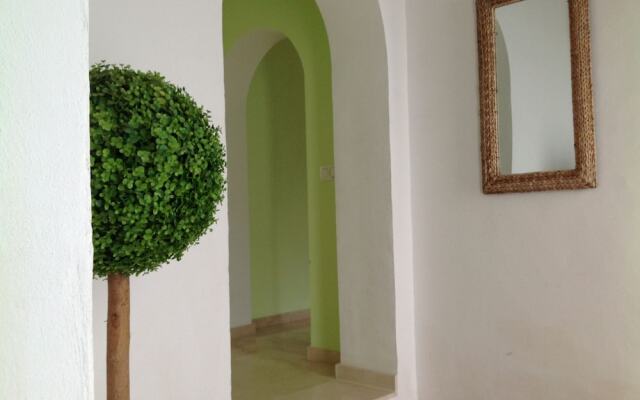 Spacious Villa With Private Swimming Pool in Ambolo