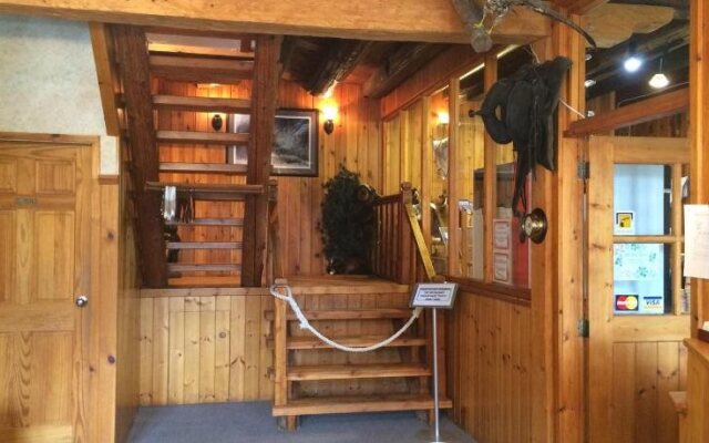 Helmcken Falls Lodge