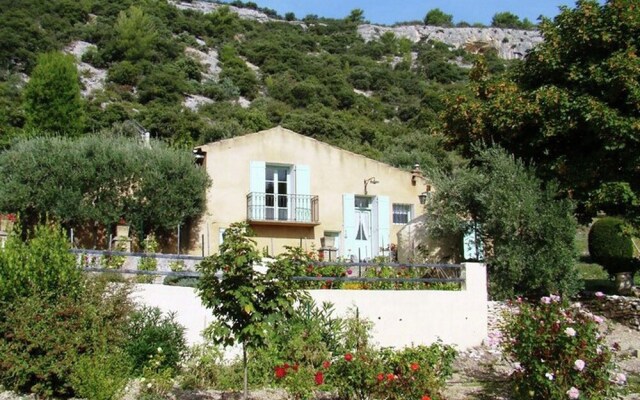 Lovely Holiday Home in Saint-saturnin-lès-apt With Pool