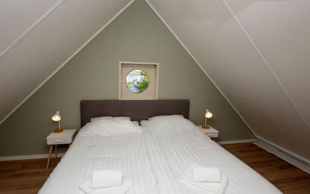 Spacious Holiday Home With Private Jetty