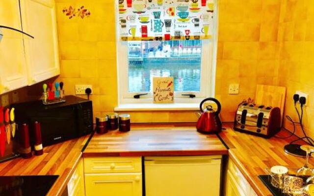 Glasgow City Centre Flat with River Views and Parking