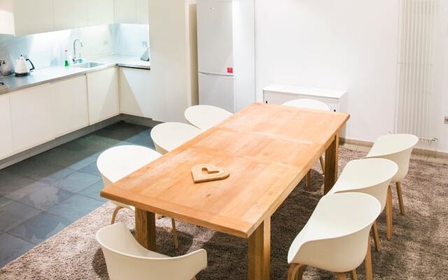 The Holborn Lights - Modern 3BDR Home with Rooftop Terrace & Garage