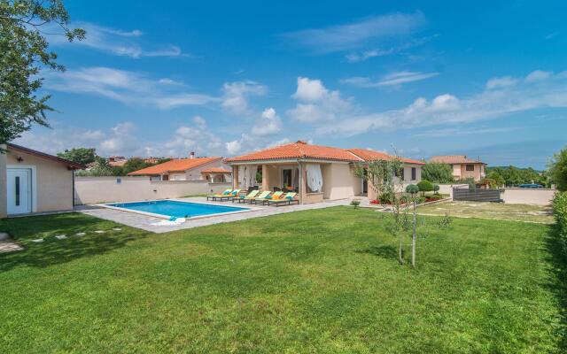 Stylish Villa in Ližnjan with Swimming Pool