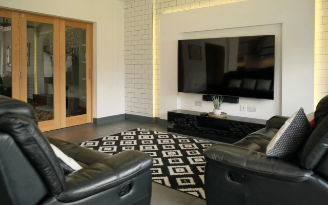 Modern Spacious House - Sleeps 16, Free Parking, Sun Terrace