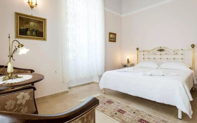 Neoclassical flat with 2 bedrooms in Piraeus