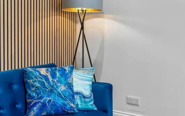 Stylish 4 Bed-town Centre