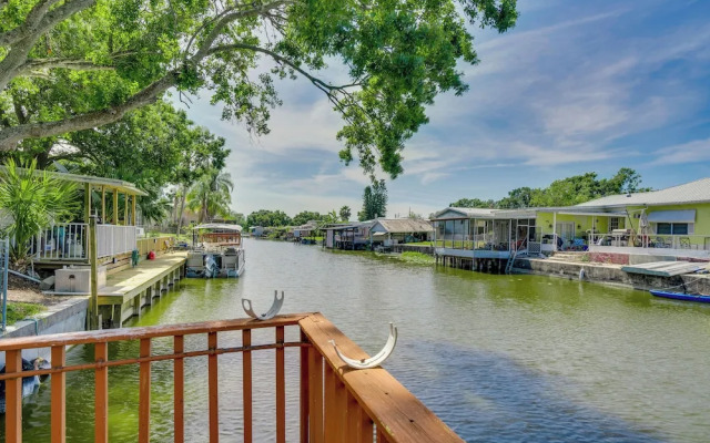 Waterfront Okeechobee Getaway w/ Backyard Dock!