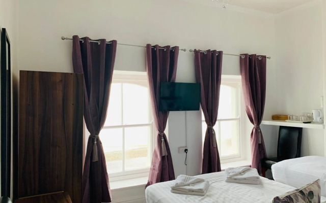 Four Oaks Hotel