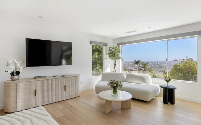 Luxury Hollywood Hills Home With Pool, Outdoor Dining & Iconic Views Skyline Chalet