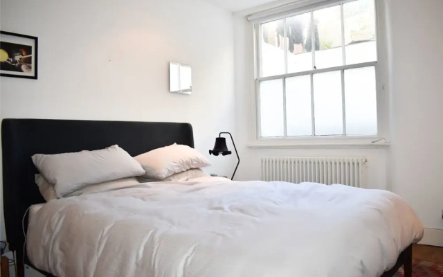 Modern 3 Bedroom Flat in Central Brighton Townhouse
