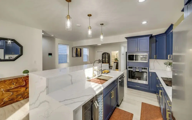 Home Theater + Rooftop Deck! Fountain Sq Stunner