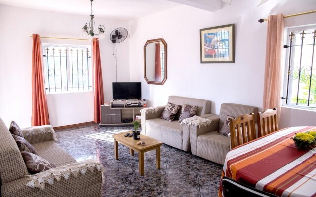 House With 3 Bedrooms in Flic en Flac, With Enclosed Garden and Wifi -