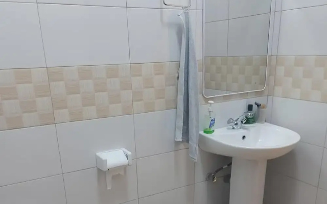 Cozy 2-bed Apartment in Akright City, Bwebajja