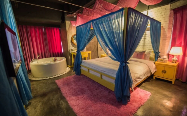 Love Of Swan Theme Hotel