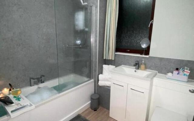 Harbour View & Beach 50m from doorstep!