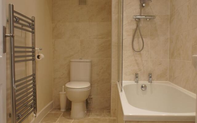 Fantastic 2 Bedroom, Spacious and Great Location!