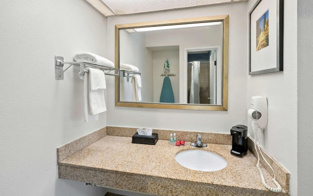 Quality Inn & Suites Fayetteville I-95