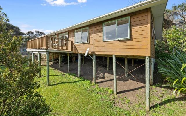 Seaview, Sun and Surf - Piha Holiday Home