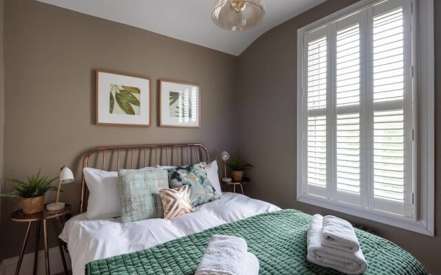 Beautifully Modern 2 Bedroom Flat For 4 Guests