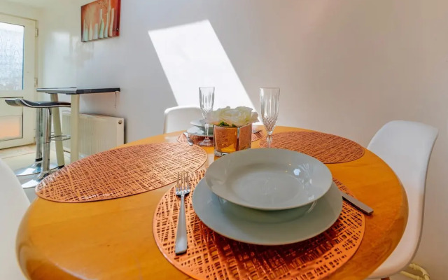 Stylish 3-bed House With Free Parking & Wifi