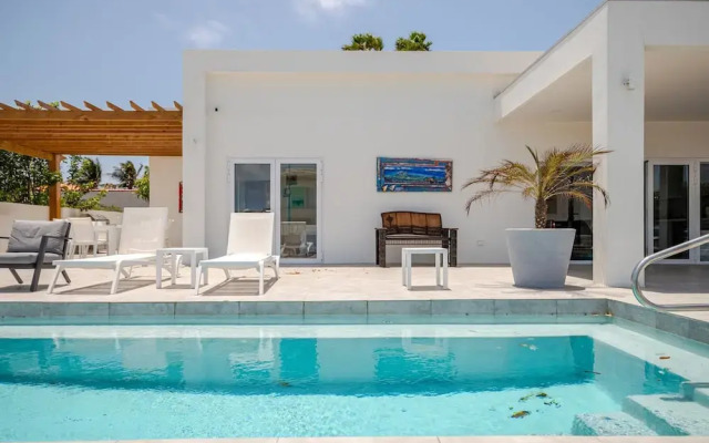 Modern Trestrapi Beach Villa 8 bed 8 Bath 2 Pools