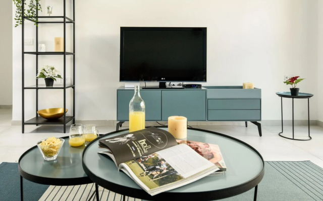 Stylish with Balcony Viewing Rothschild