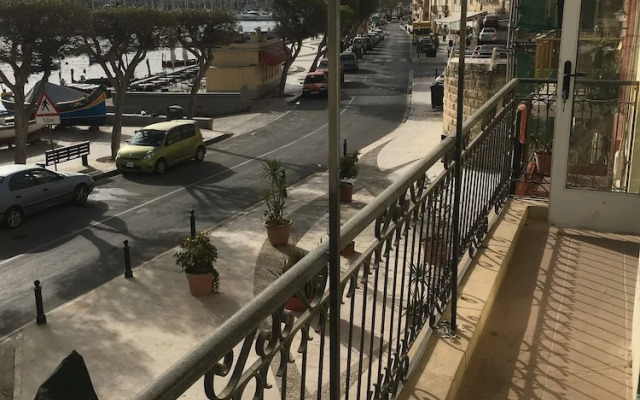 Senglea Seafront Apartment
