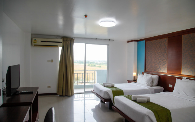 Convenient Grand Hotel (SHA Extra Plus)