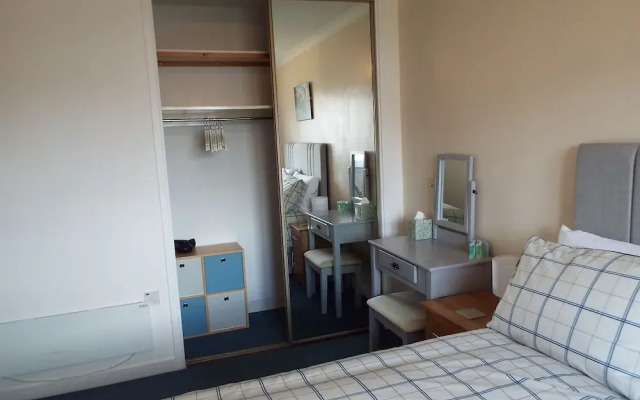 Ideal Central Edinburgh Location With On-site Private Parking
