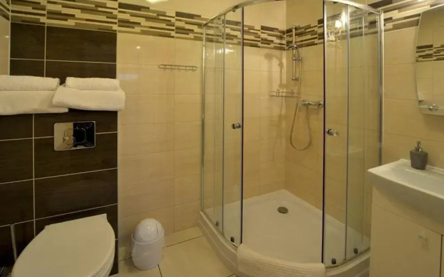 Comfortable Ground Floor Apartment, Summer Pool