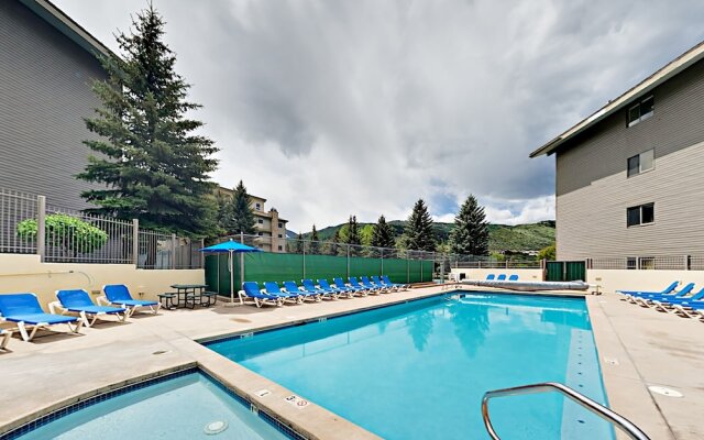 2BR w/ Hot Tub, Pool & Free Shuttle