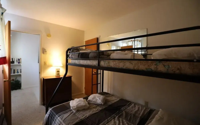 Waterville Valley Vacation Condo Close to Town Square and Free Shuttle to Ski Area! - Ss6v