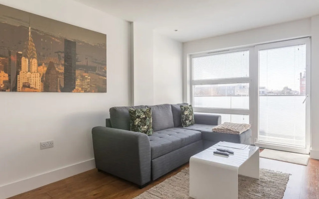 Luxury 2-bed Flat, Parking and Close to the Tube