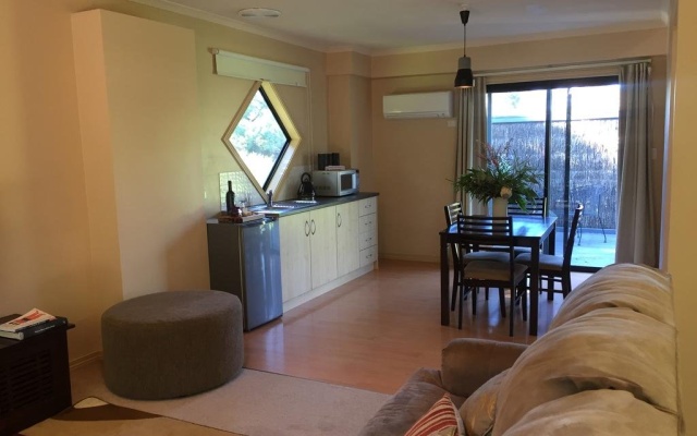 The Rocks Apartments – Guest Rooms – Halls Gap
