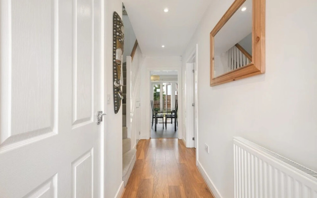 Oxlade Serviced Hse 3 Bedrms  6 singles