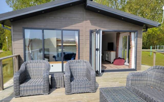 Luxury 2-bed Lodge in Routh, Sleeps 4 With Hot Tub