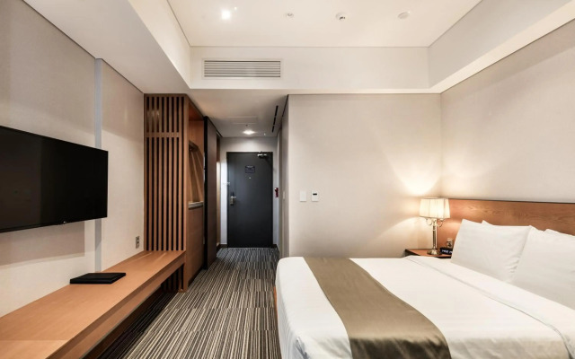 Golden Tulip Incheon Airport Hotel & Suites