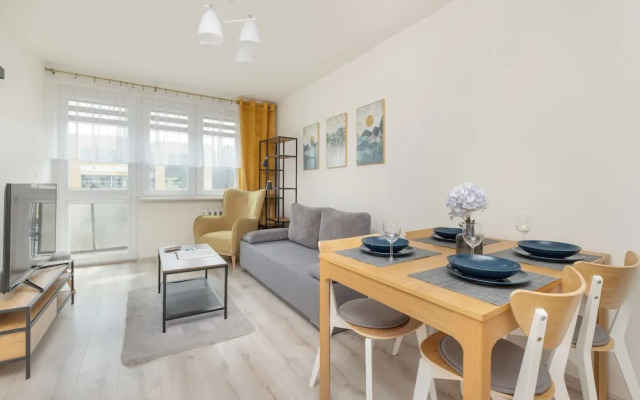 Gdansk Apartment With Desk by Renters